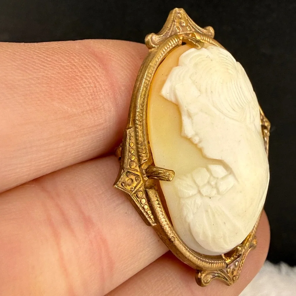 Vintage Cameo Brooch Gold Tone Carved Shell